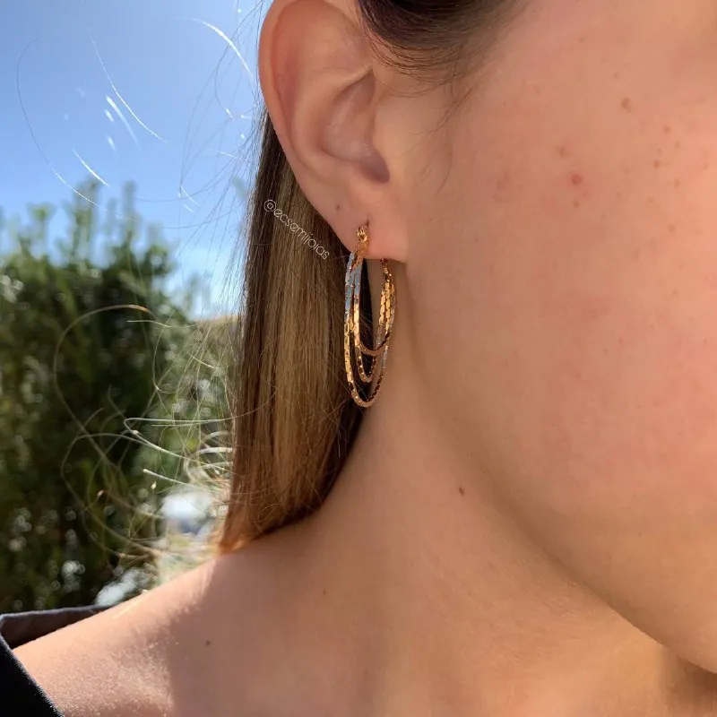 Brinco argola com tranqueta fio triplo diamantado - banhado a ouro 18k