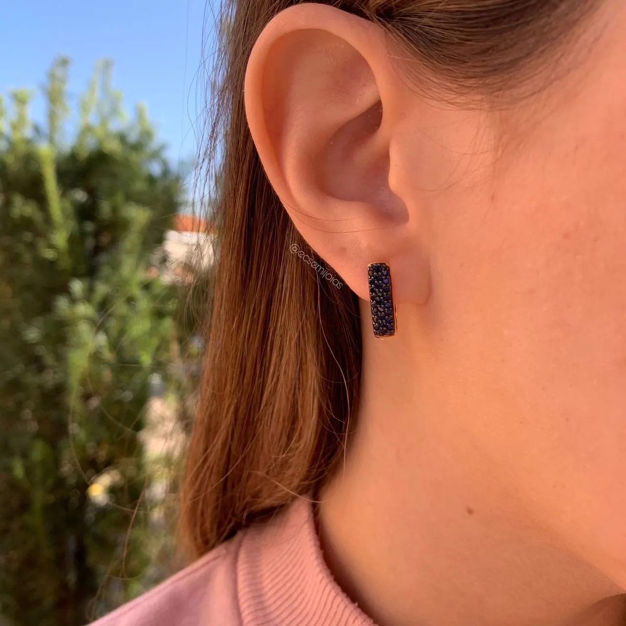 Brinco argola cravejada formato triângulo - banhado  a ouro 18k
