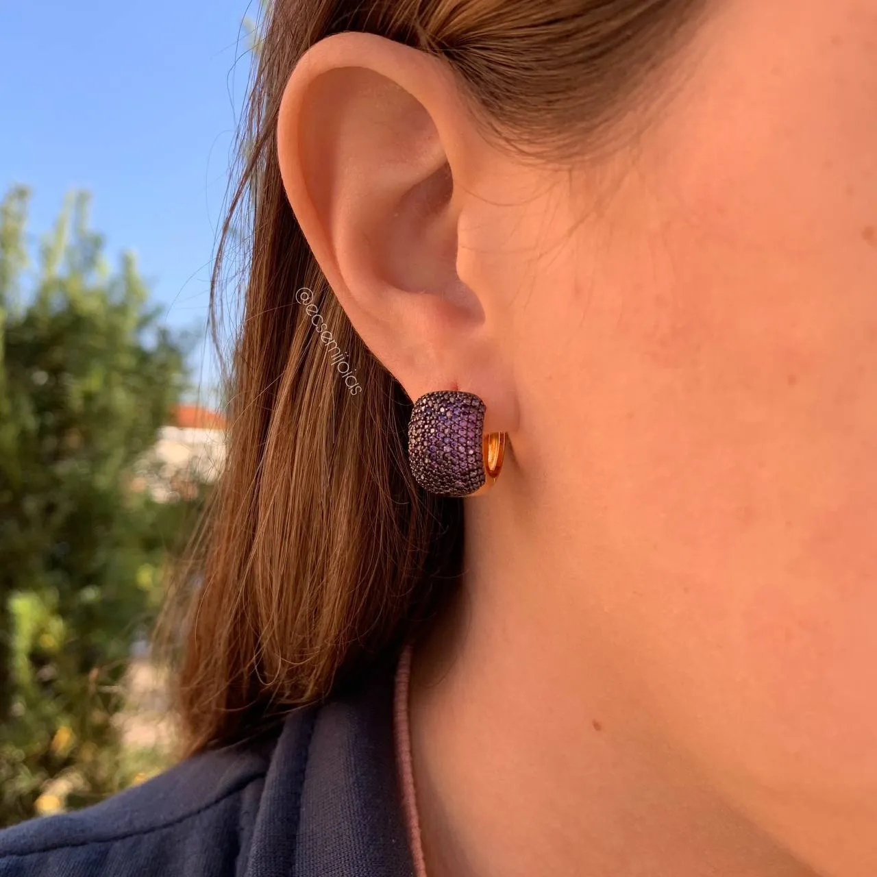 Brinco argola cravejada mais grossa 11 fileiras de zircônia - banhado a ouro 18k