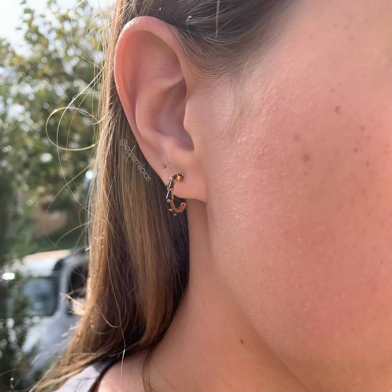 Brinco argola de zircônias - banhado a ouro 18k