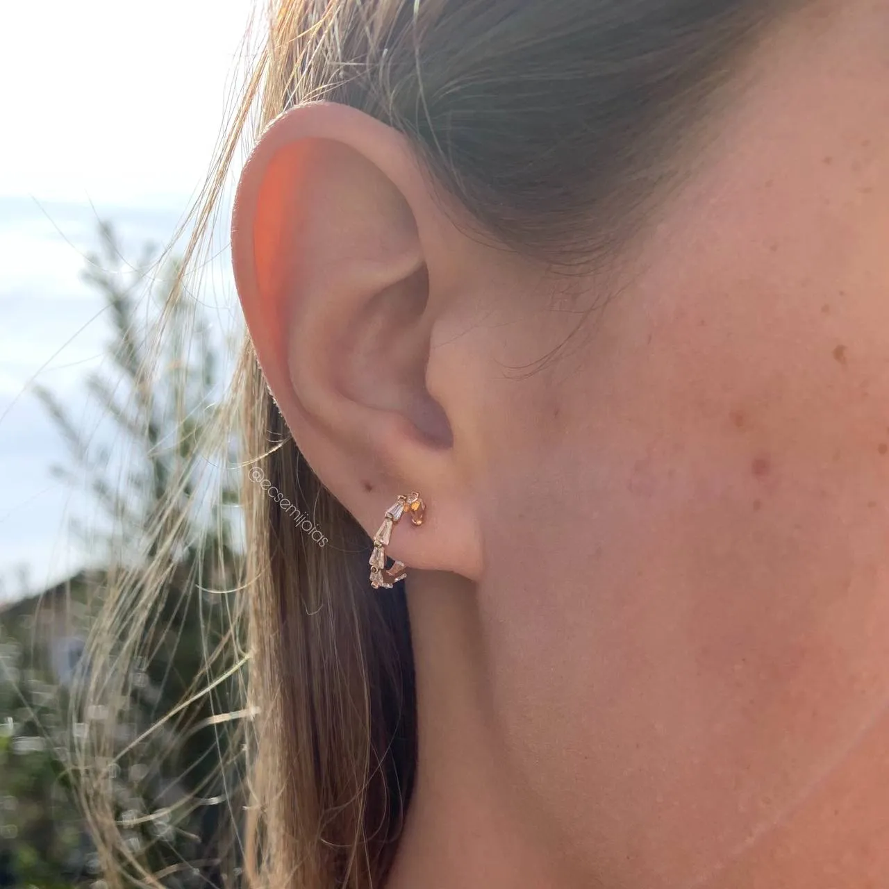 Brinco argola de zircônias - banhado a ouro 18k