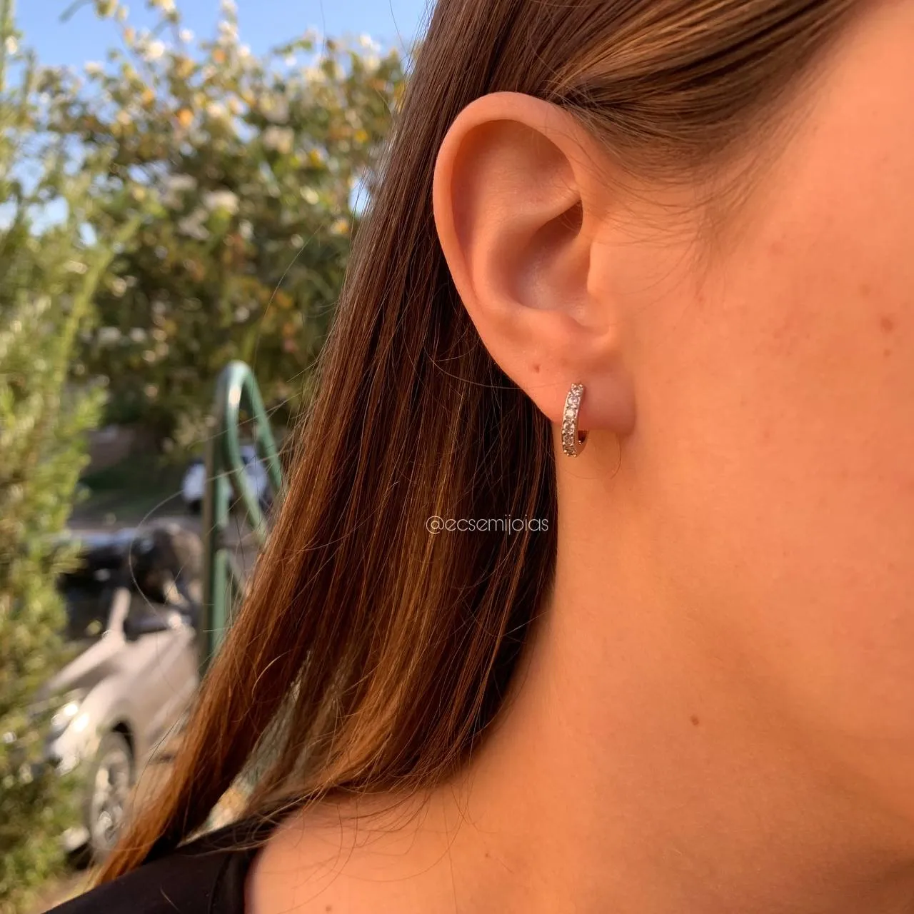 Brinco argola fina com 7 pedras - banhado a ródio branco