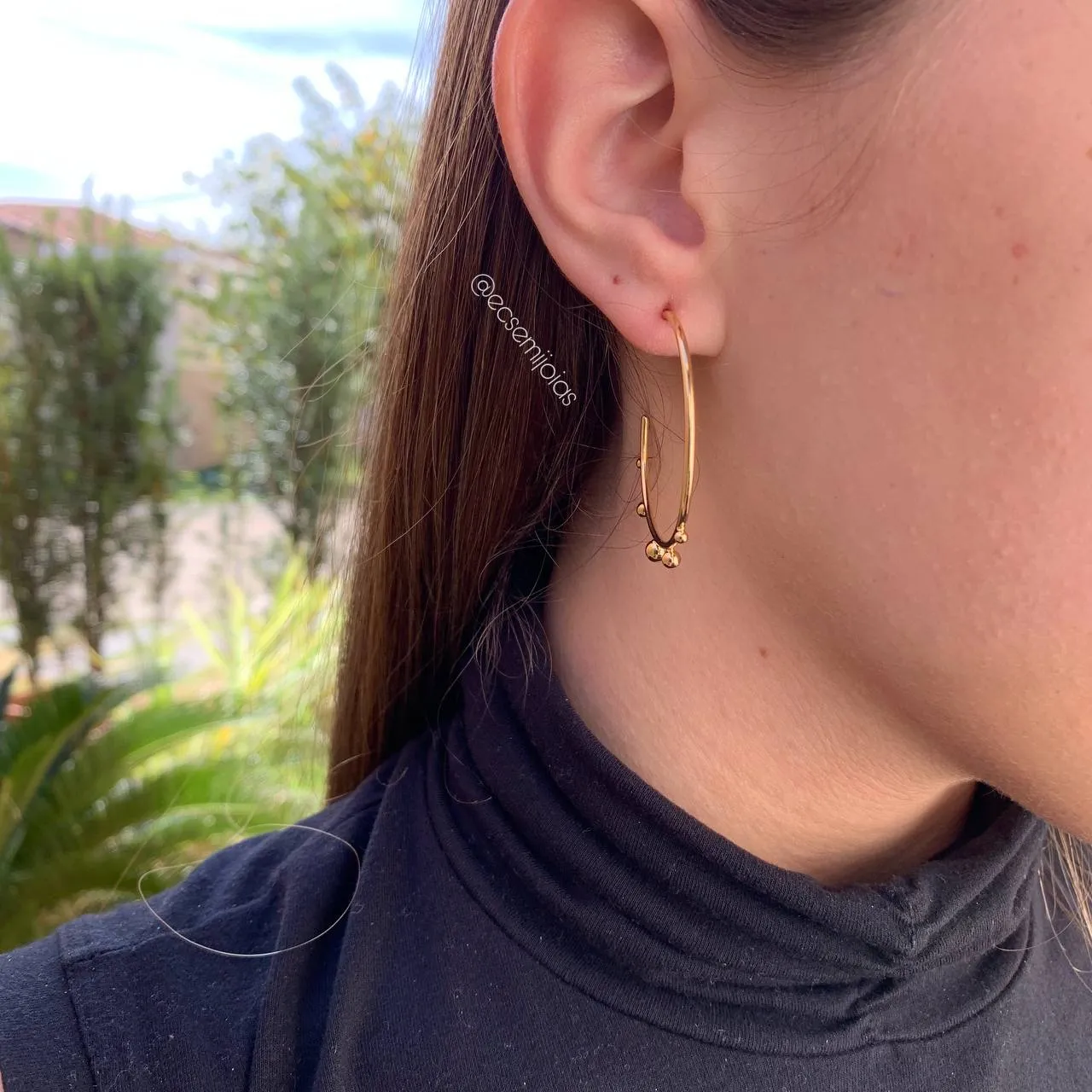 Brinco argola lisa com bolinhas 4 cm de diâmetro - banhado a ouro 18k