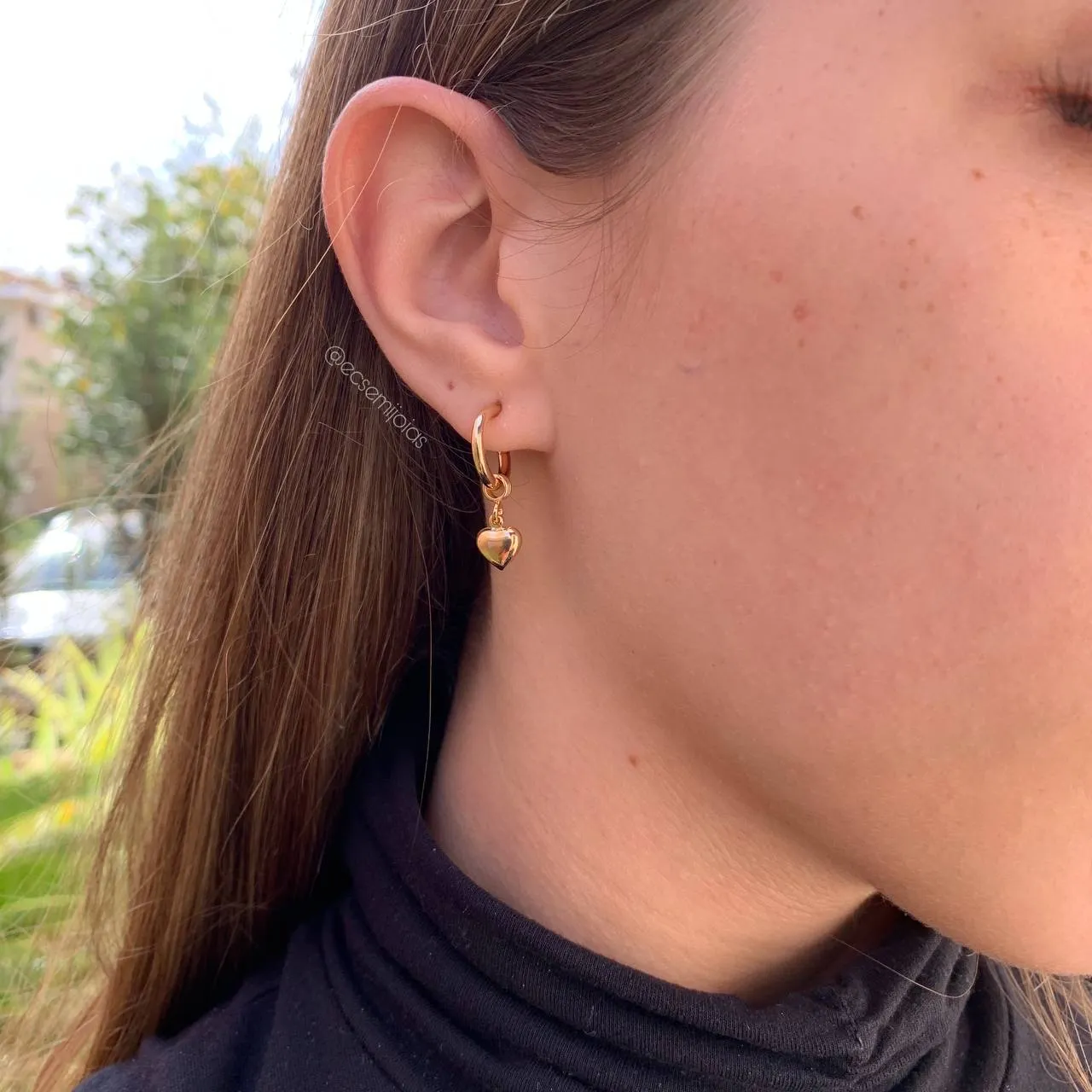 Brinco argola lisa com coração liso  - banhado a ouro 18k