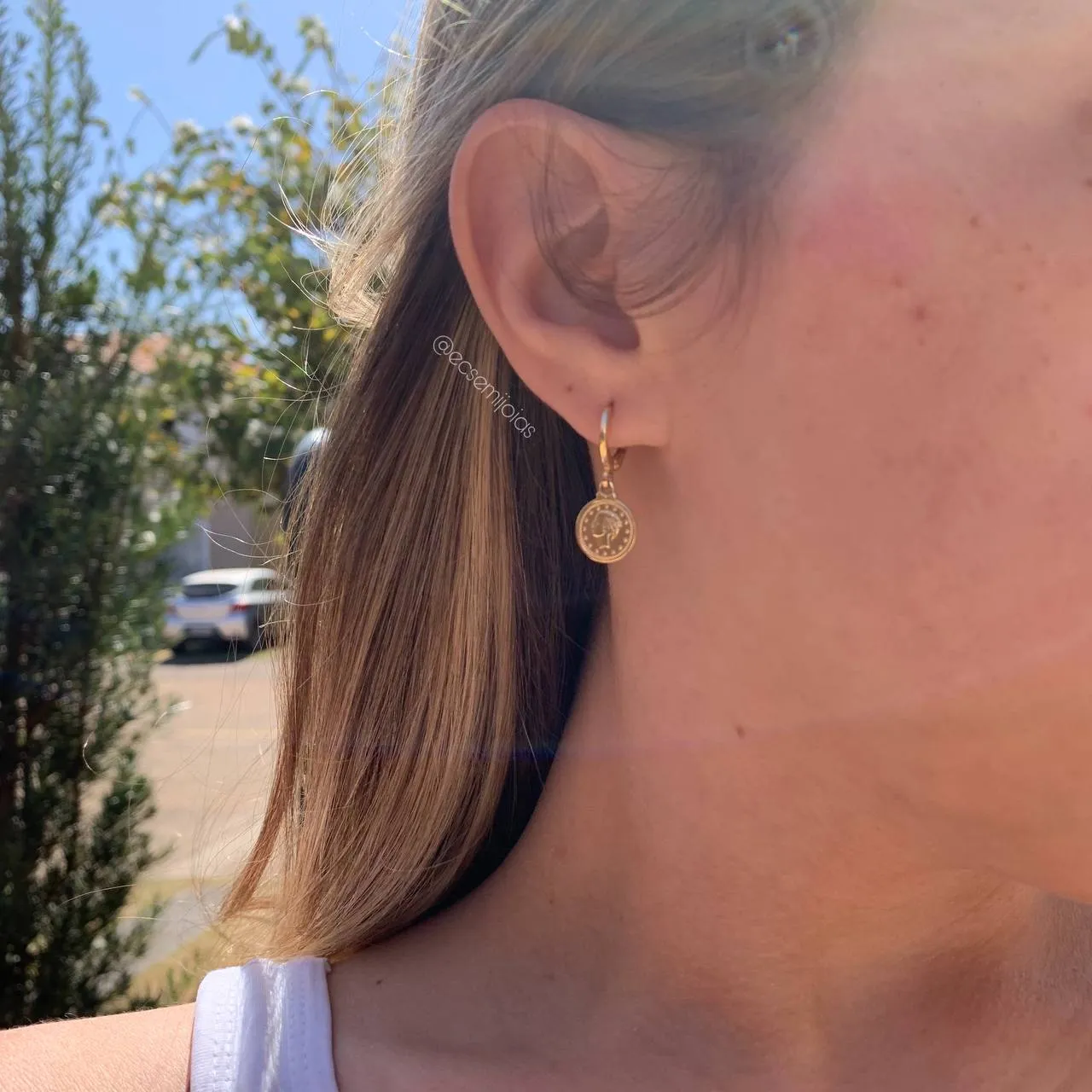 Brinco argola lisa com medalha pendurada - banhado a ouro 18k