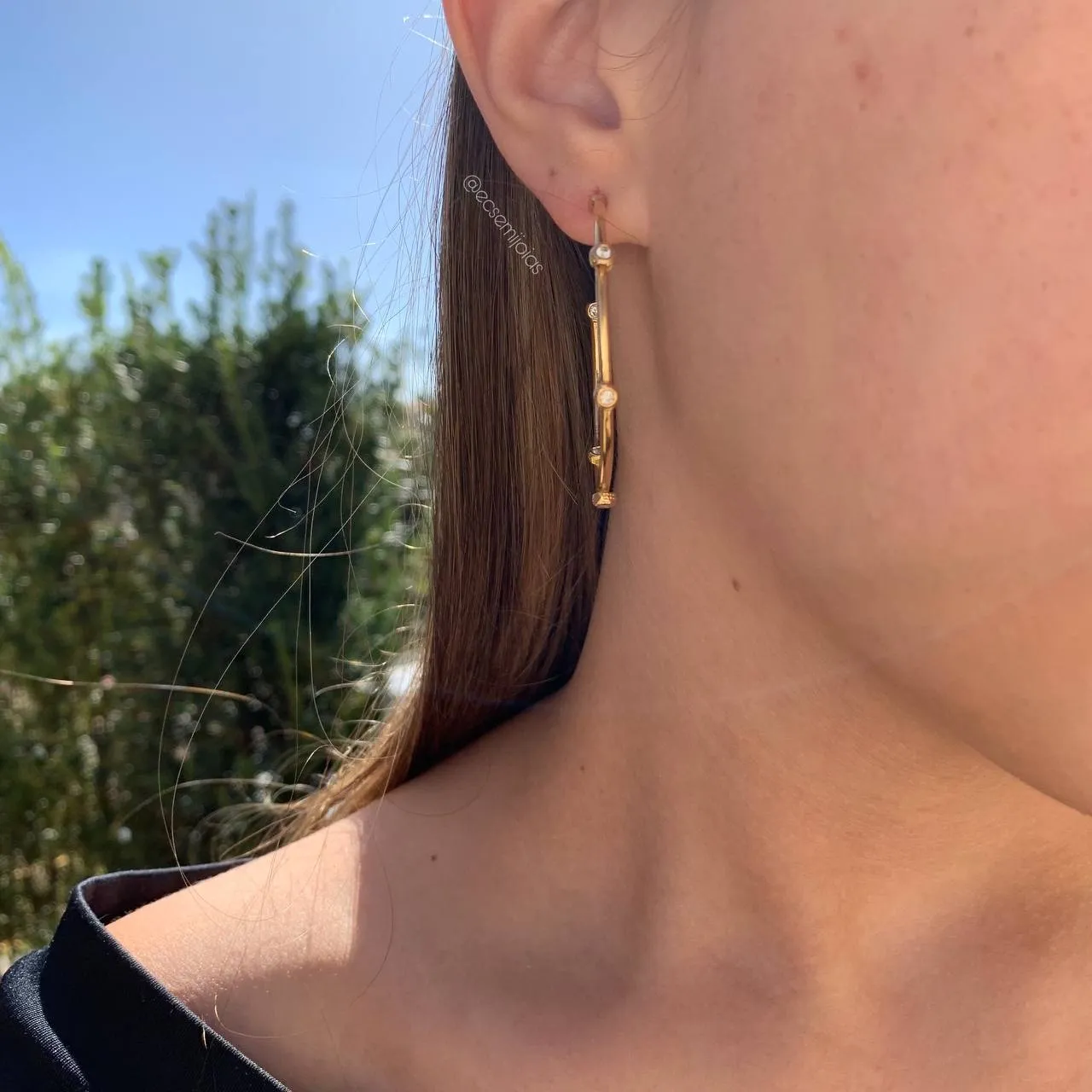 Brinco argola lisa média c/ ponto de luz espaçado por dentro e por fora zirconia - banhado a ouro 18 k