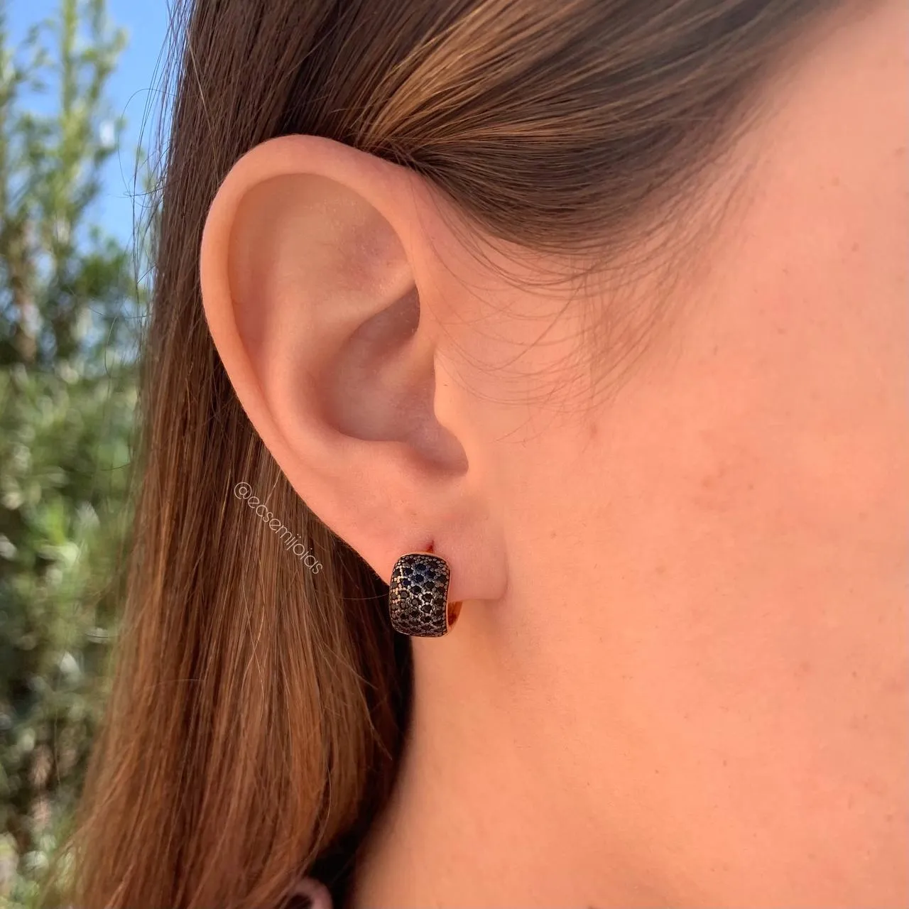 Brinco argola média cravejada com 5 fileiras de zircônias grossa - banhado a ouro 18k
