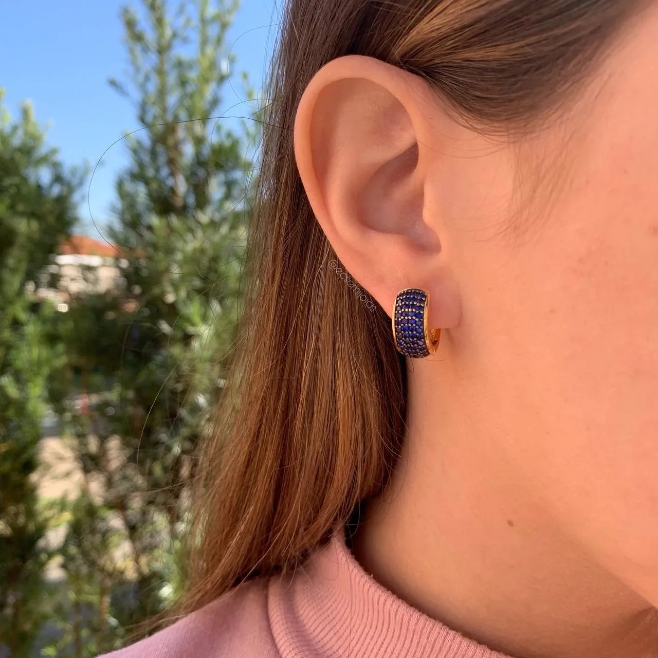 Brinco argola média grossa cravejada - banhado a ouro 18k