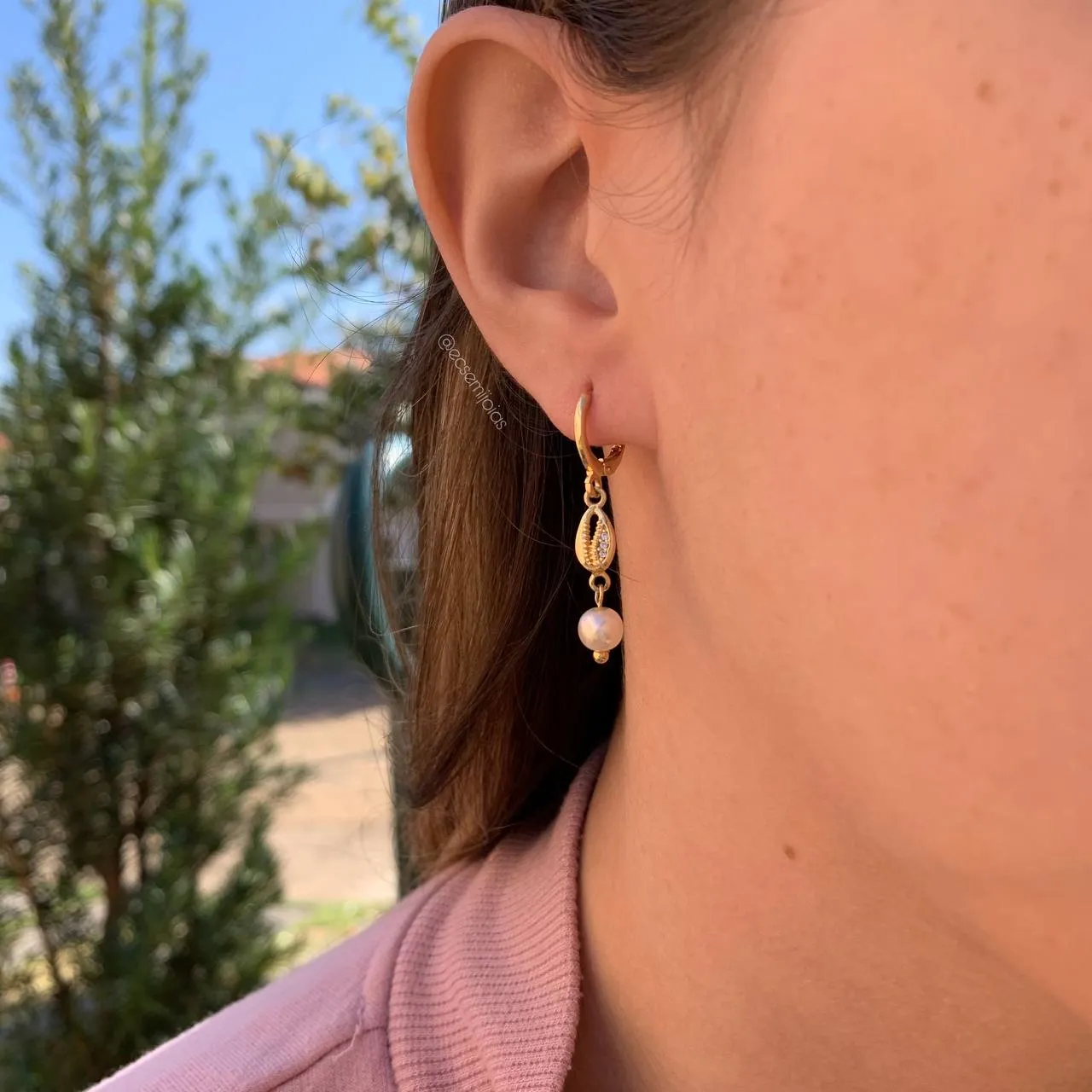 Brinco argola navete e perola pendurada - banhado a ouro 18k