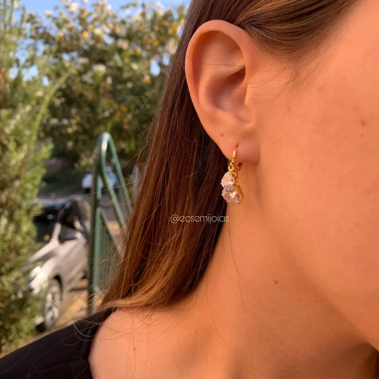 Brinco argola pequena com 3 pedras gota de tamanhos diferente - banhado a ouro 18k