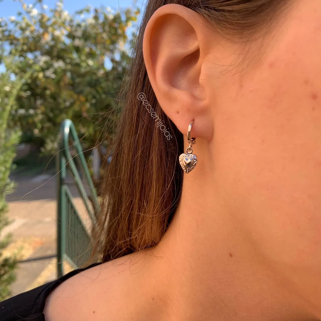 Brinco argola pequena com coração oco pendurado - banhado a ródio branco