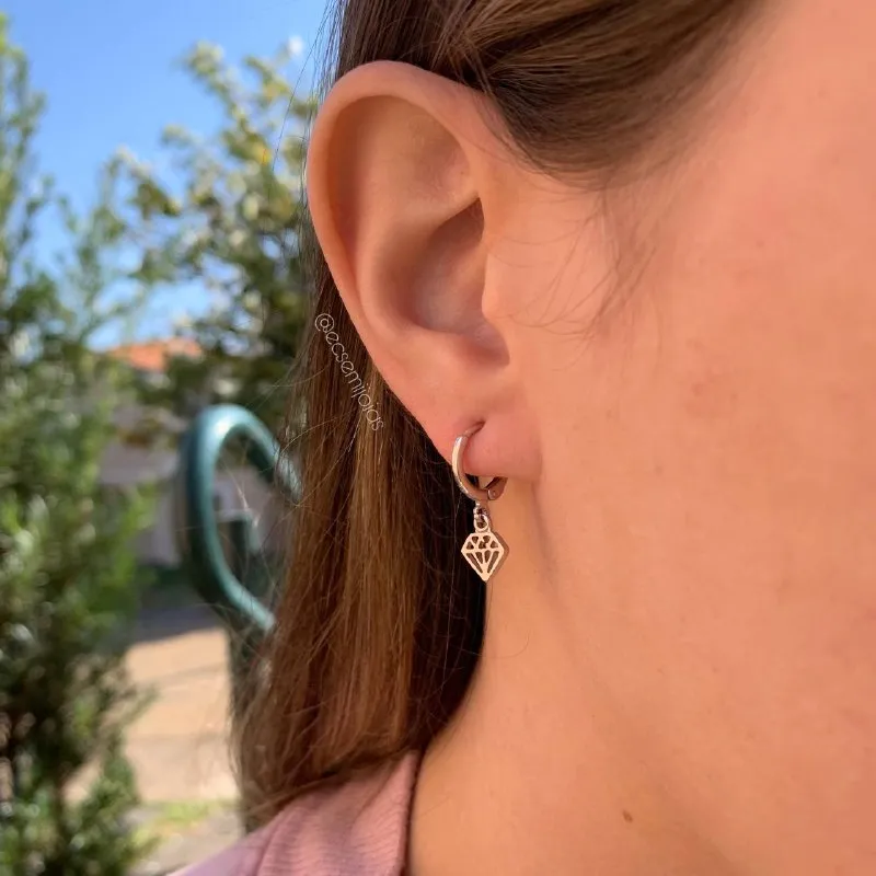 Brinco argola pequena lisa com diamante pendurado - banhado a ródio branco