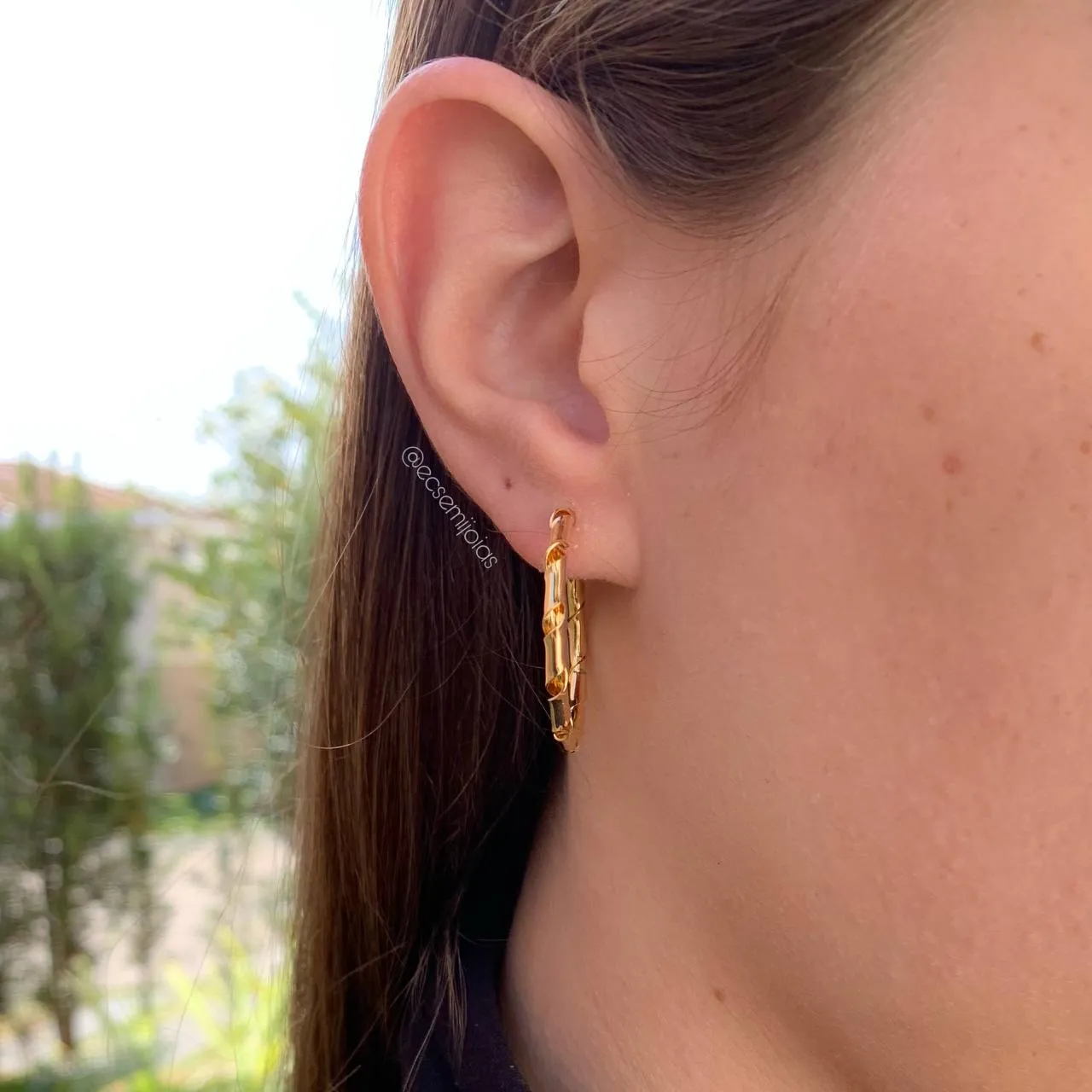 Brinco argola trabalhada 3 cm de diâmetro - banhado a ouro 18k
