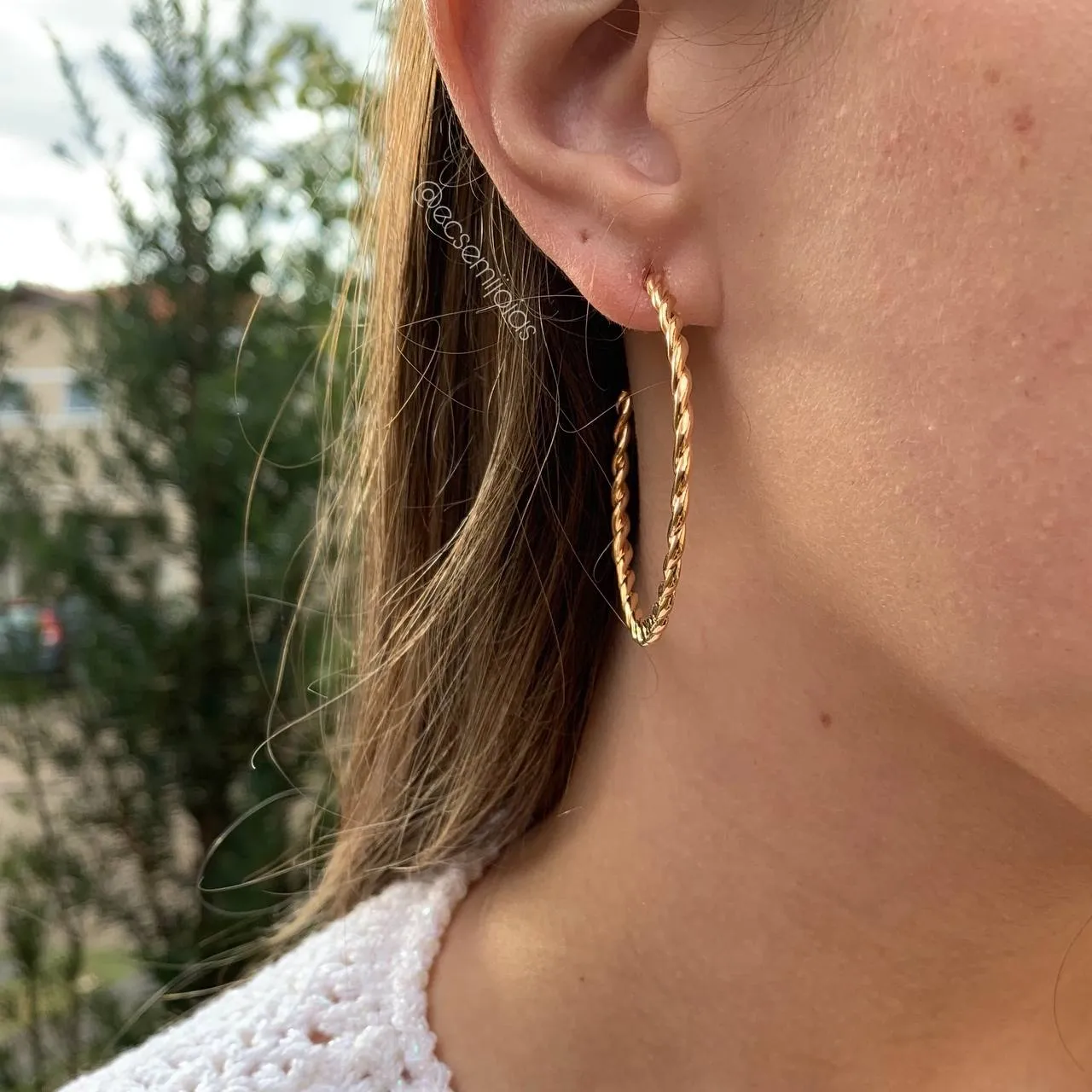 Brinco argola trabalhada 4,7 cm de diametro - banhado a ouro 18k