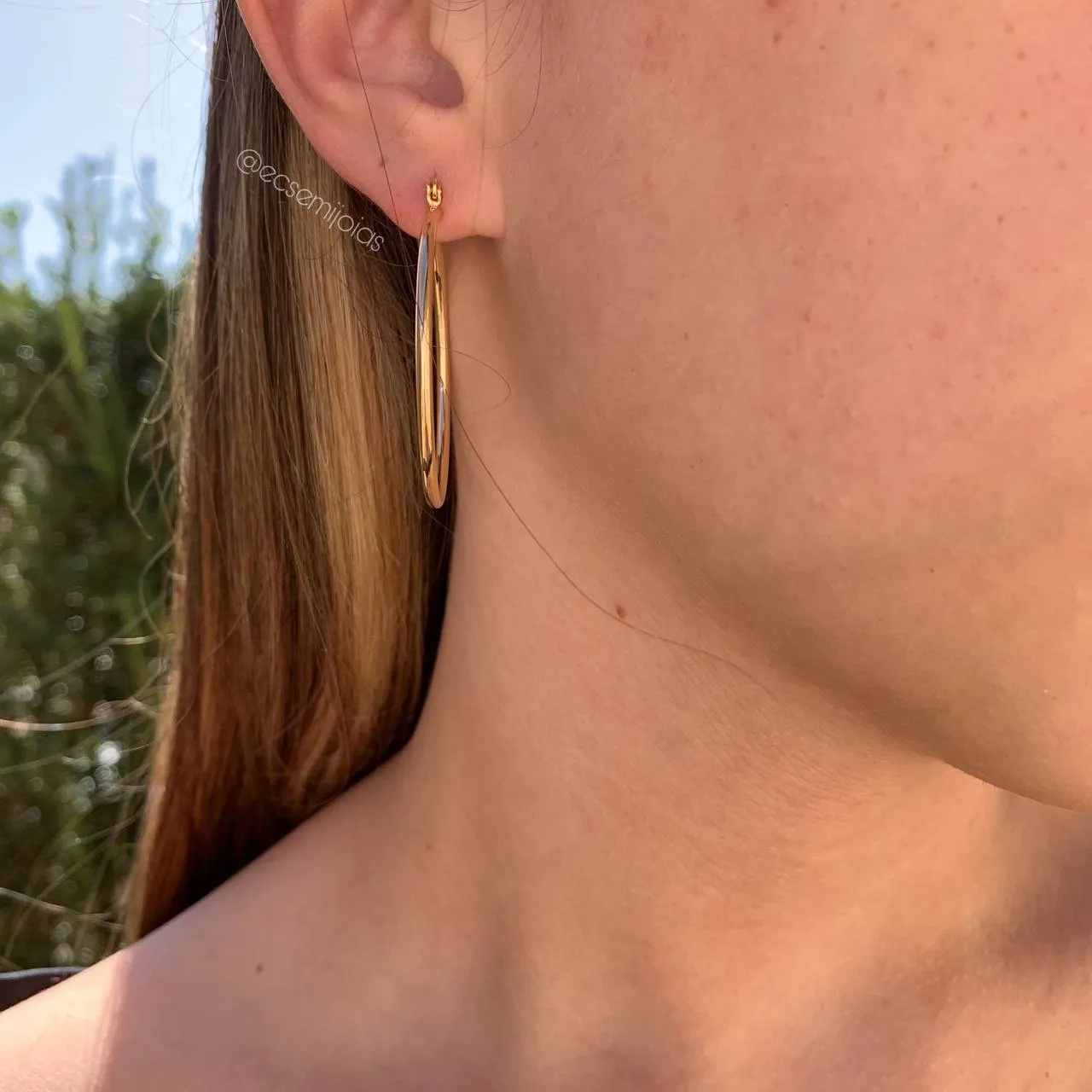 Brinco argola tubolar fina - banhando a ouro 18k