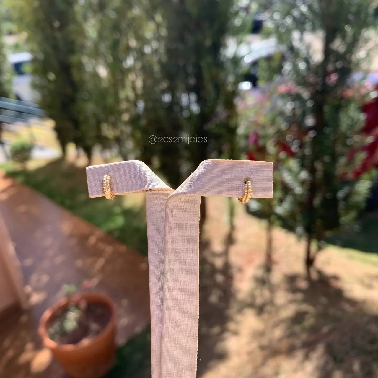 Brinco argolinha 2 furo bolinhada - banhado a ouro 18k