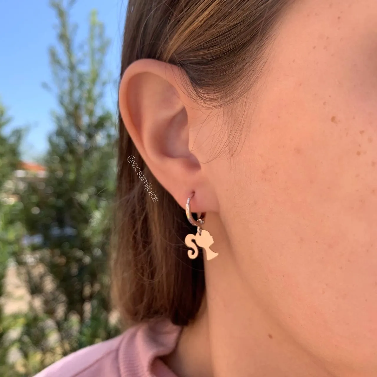 Brinco argolinha com barbie - banhado a ródio branco
