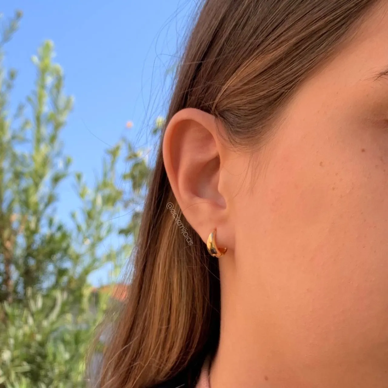 Brinco argolinha pequena lisa achatada no início e final - banhado a ouro 18k