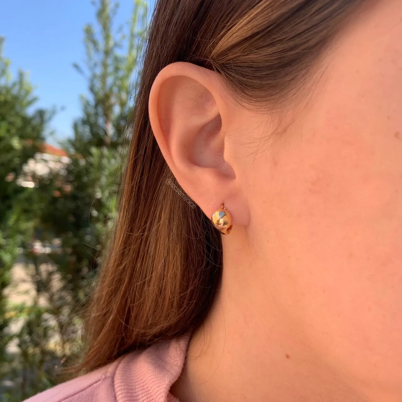 Brinco argolinha pequena lisa c/ a frente de bolinha -  banhado a ouro 18k