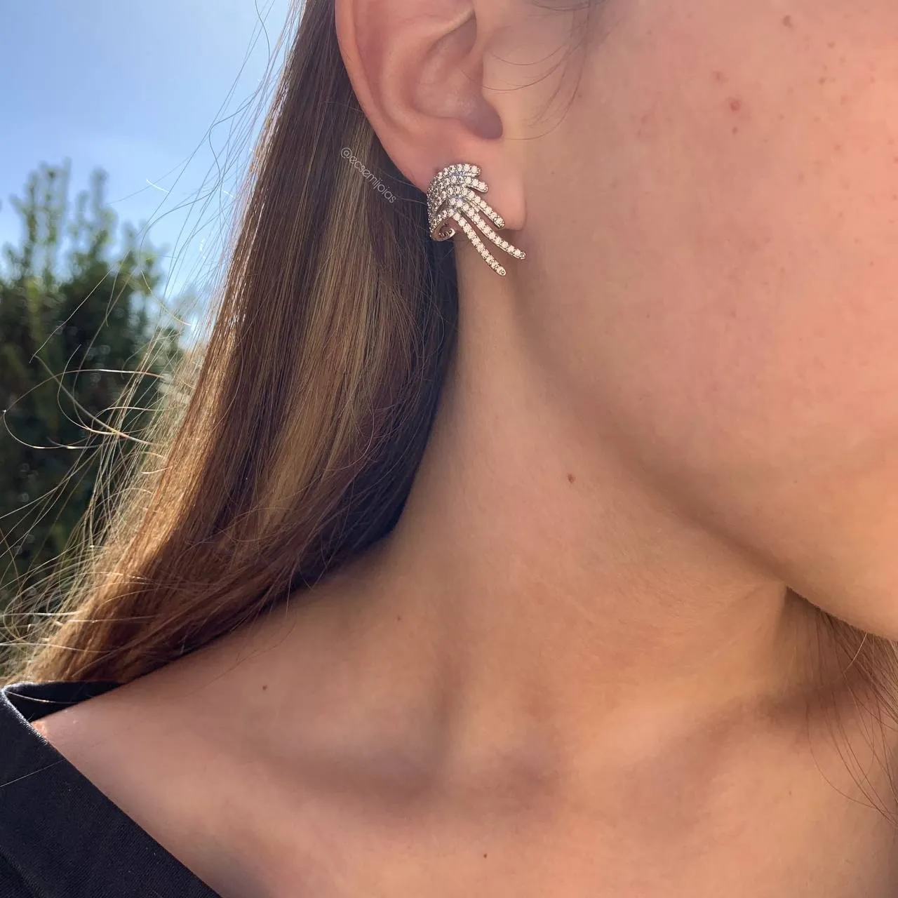Brinco asa cravejada com 5 fileiras de zircônias - banhado a ródio branco