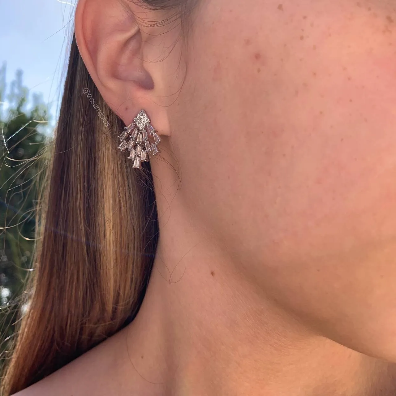 Brinco base losango cravejado com leque de baguetes intercaladas - banhado a ródio branco