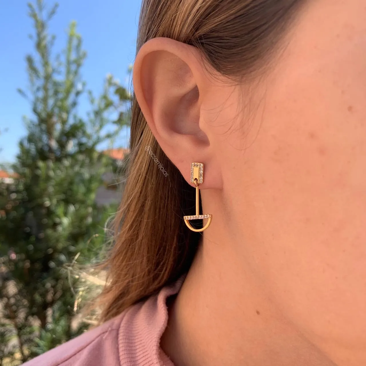 Brinco bastão com meia bola vazada e base retangular cravejada - banhando a ouro 18k