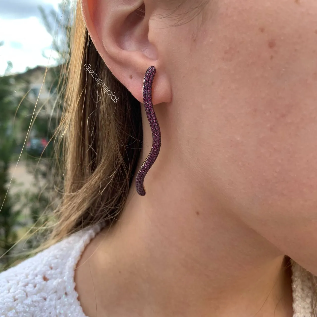 Brinco bastão em onda longo cravejado - banhado a ouro 18k