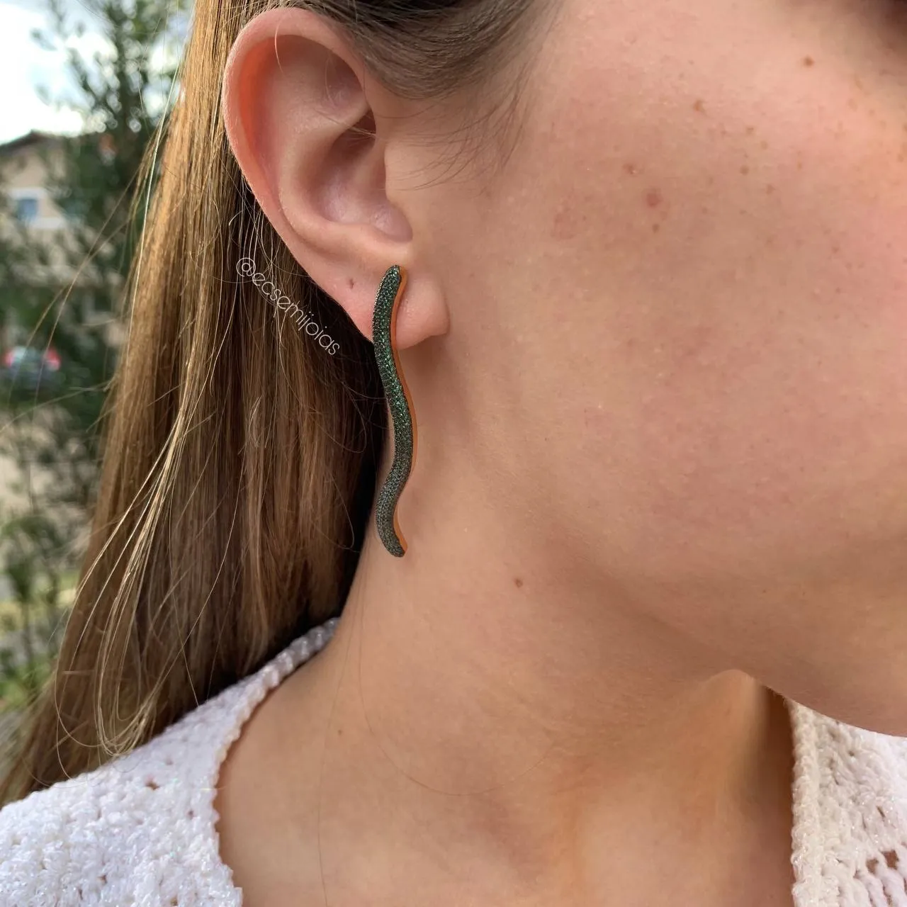 Brinco bastão em onda longo cravejado - banhado a ouro 18k