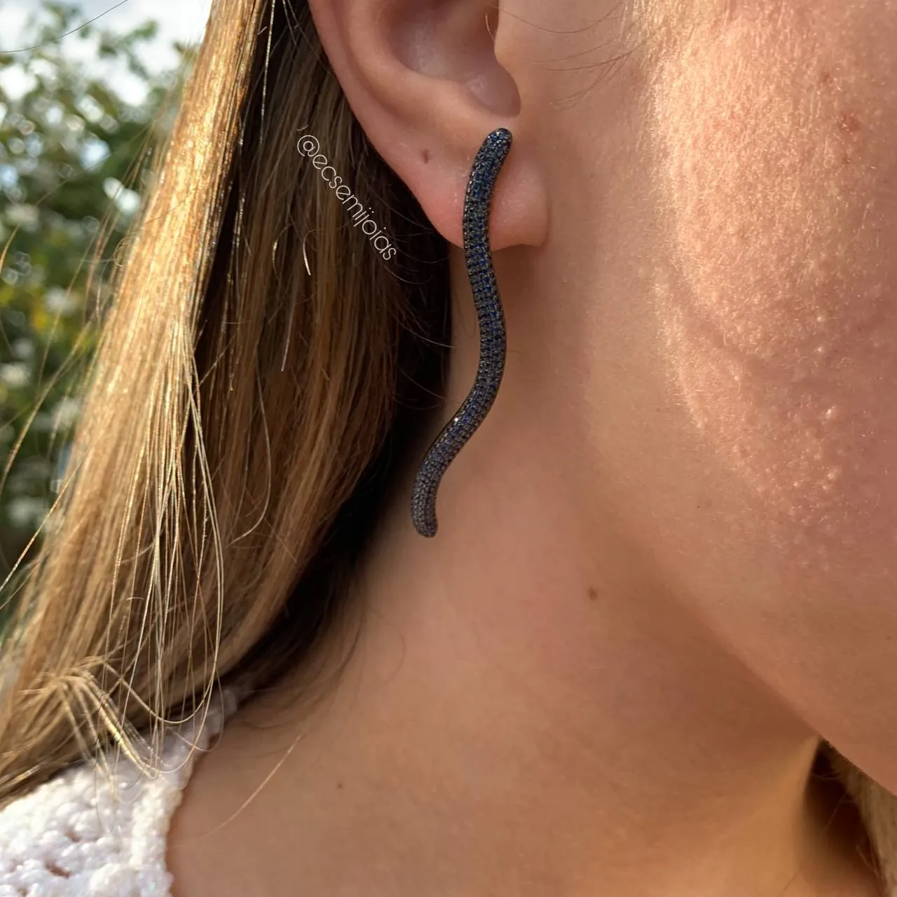 Brinco bastão em onda longo cravejado - banhado a ouro 18k