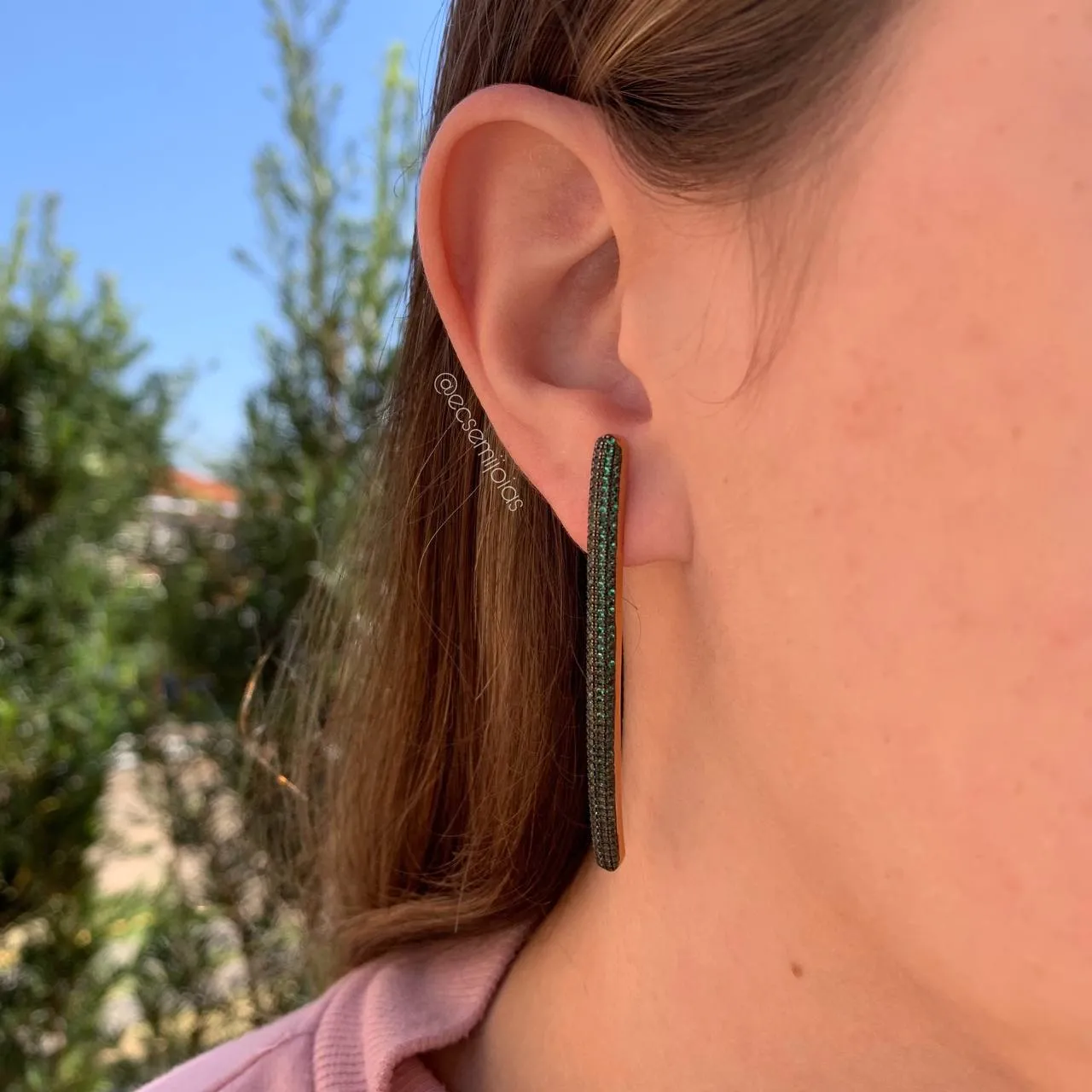Brinco bastão longo cravejado - banhado a ouro 18k