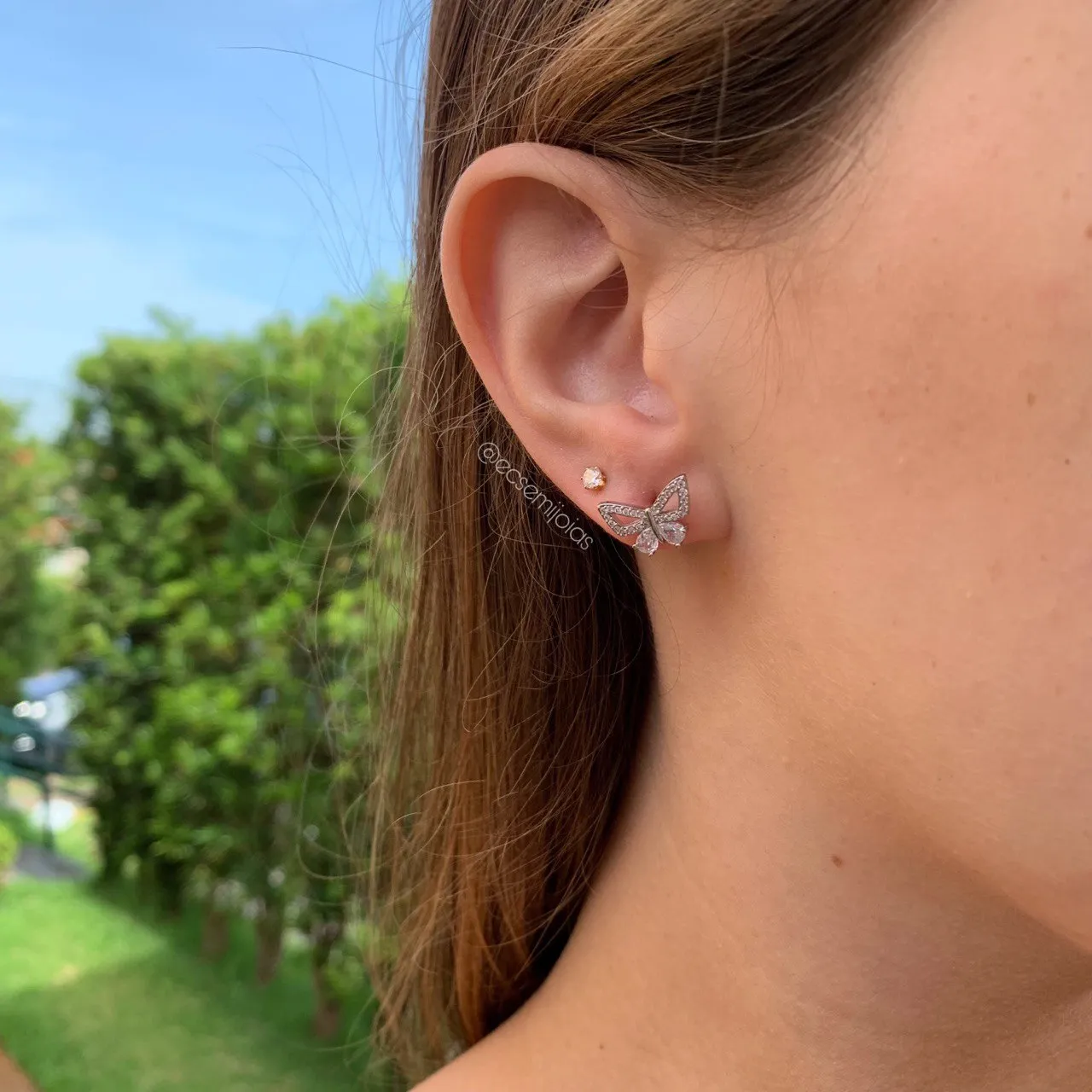 Brinco borboleta cravejada  - banhado a ródio branco