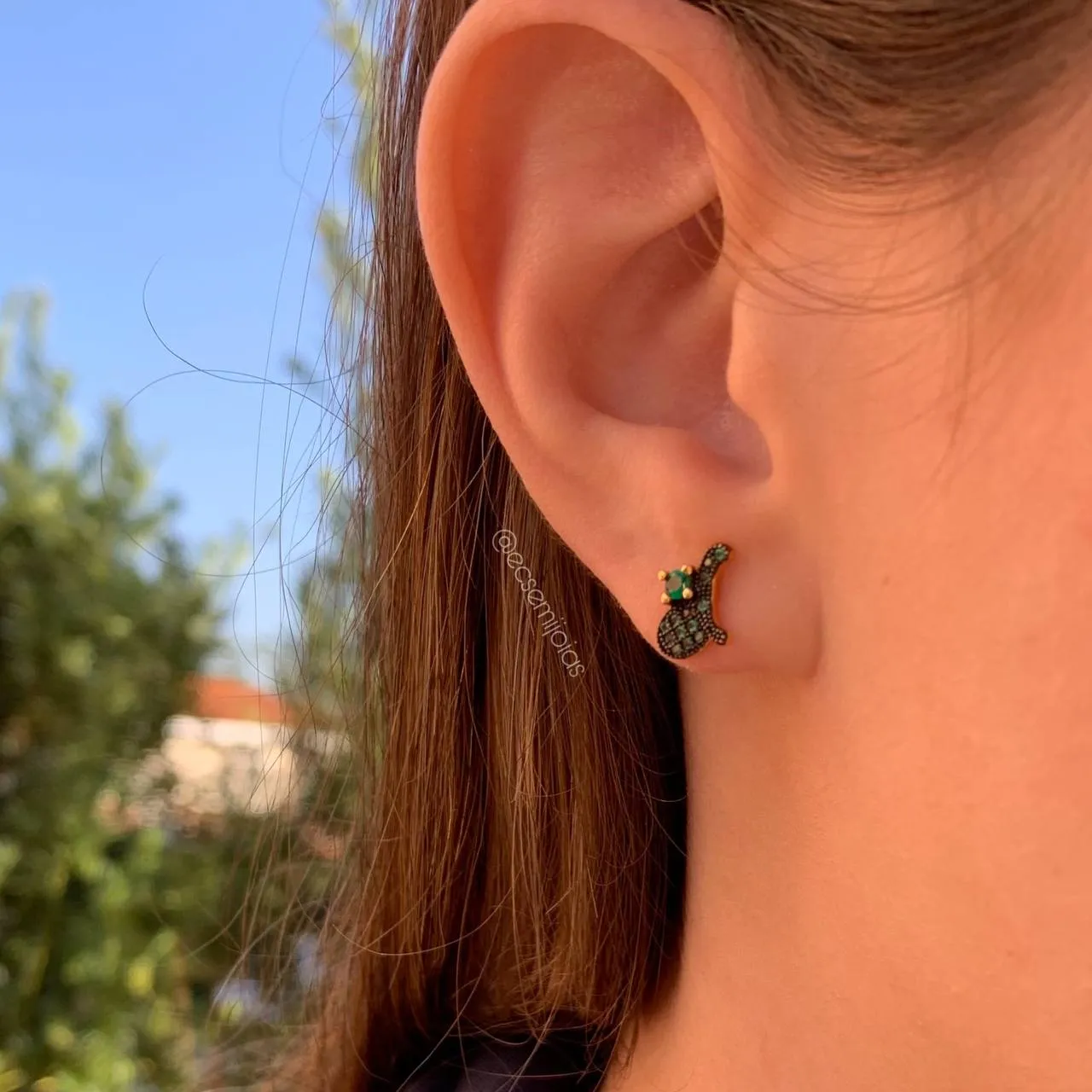 Brinco borboletinha cravejada e 1 zircônia - banhado a ouro 18k