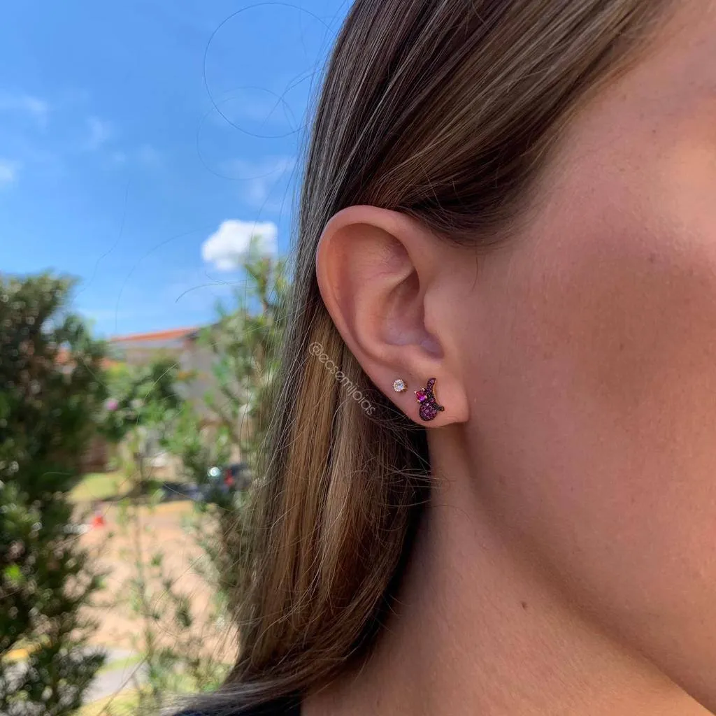 Brinco borboletinha cravejada e 1 zircônia - banhado a ouro 18k