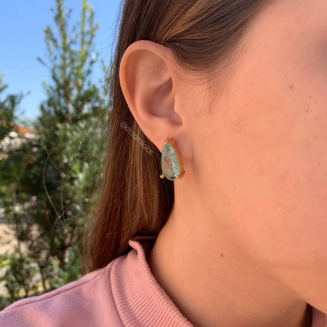 Brinco c/ pedra gota grande centro c/ laterais cravejadas no aro - banhado a ouro 18k
