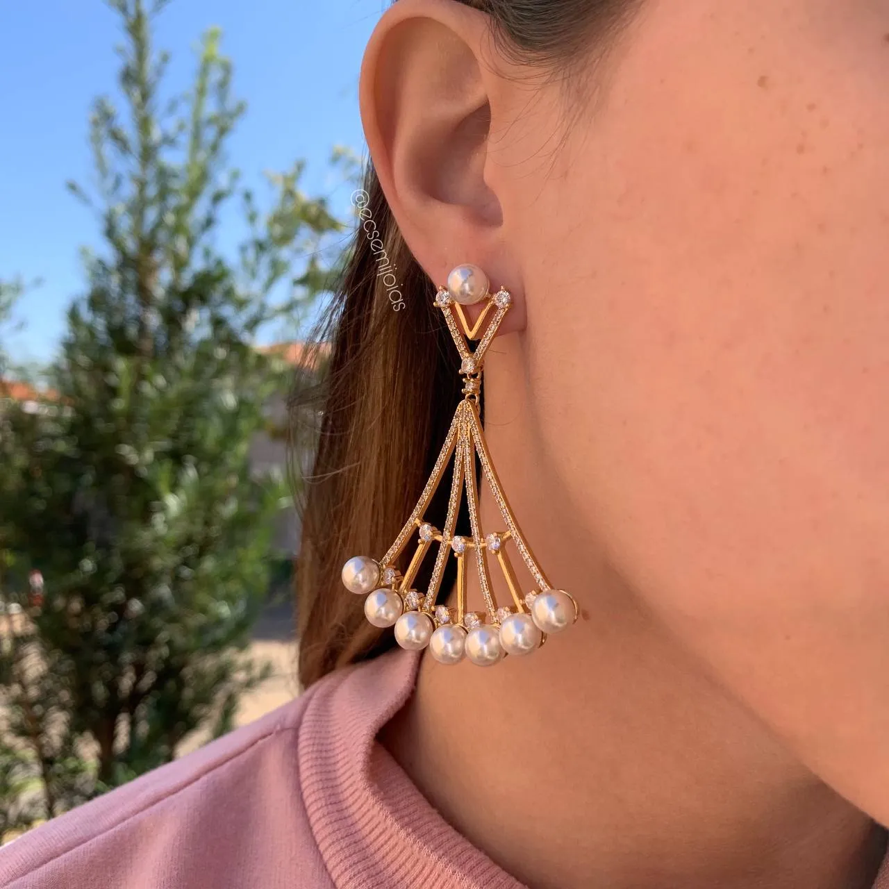 Brinco chique leque cravejado vazado c/ pérolas nas pontas - banhado  a ouro 18k