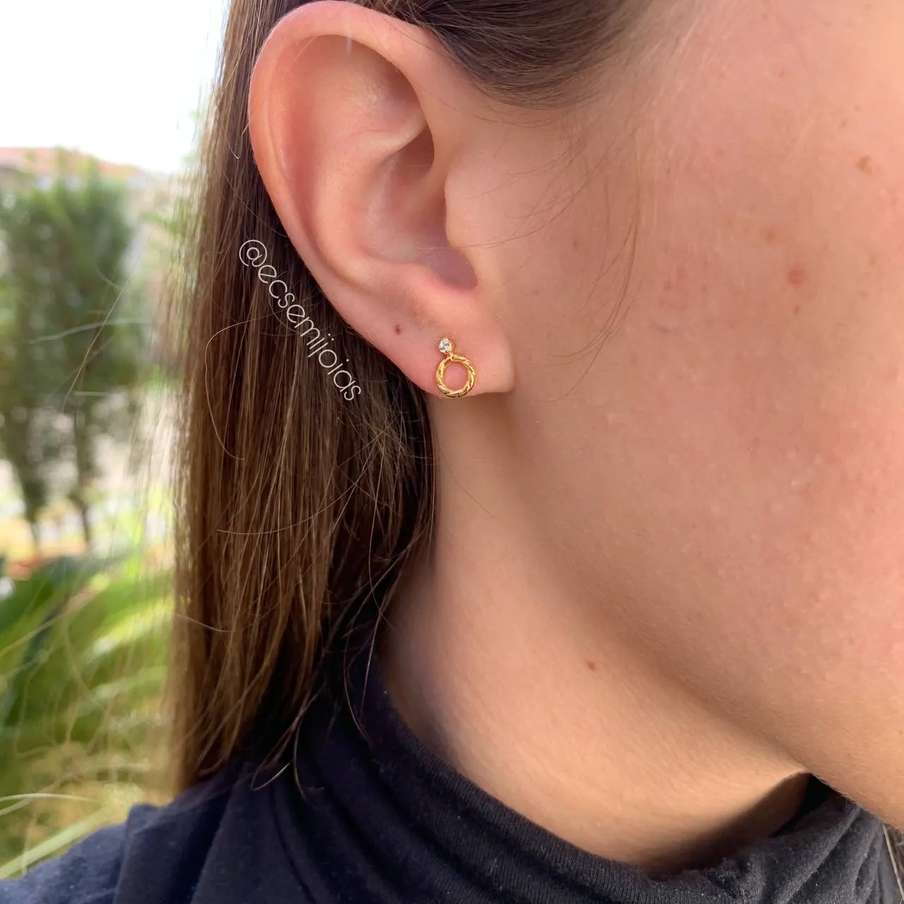 Brinco circulo trabalhado com 1 zircônia  - banhado a ouro 18k