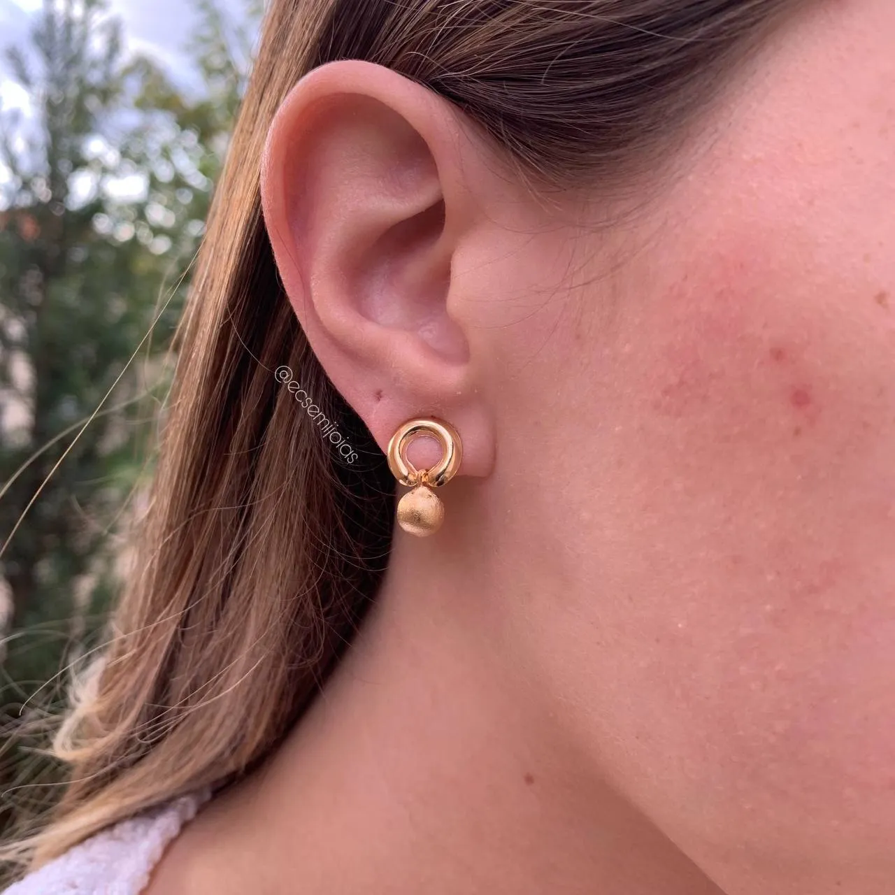 Brinco circulo vazado com bola fosca pendurada - banhado a ouro 18k
