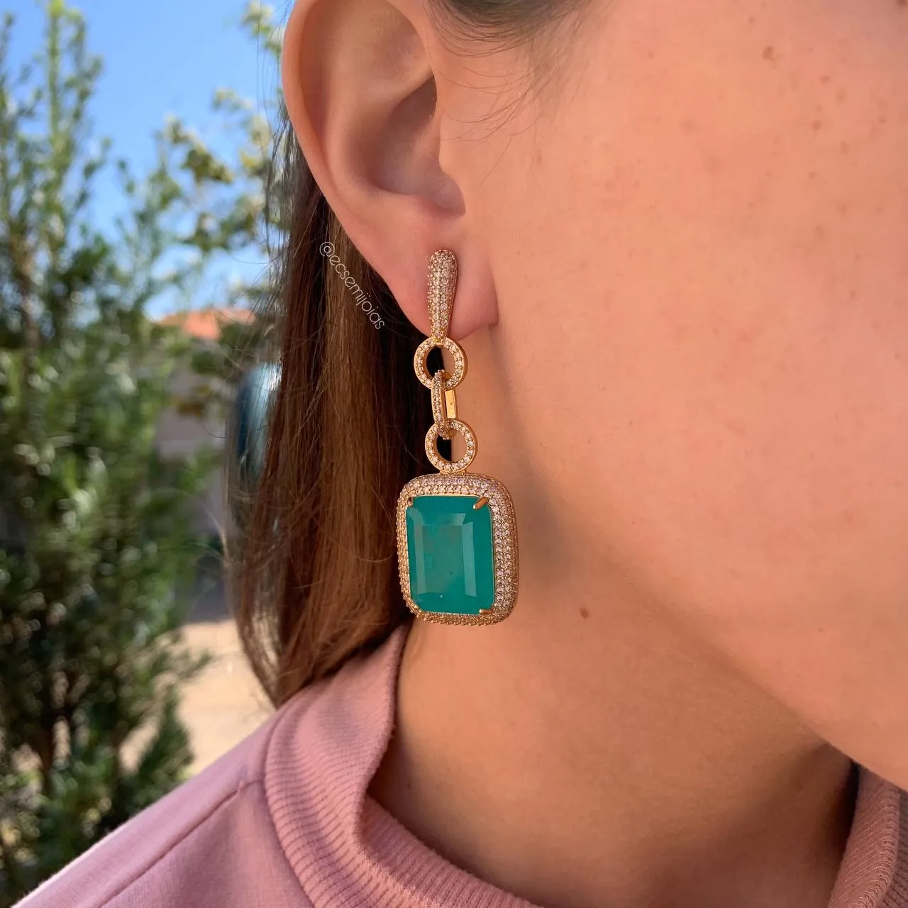 Brinco com pedra grande retangular cravejado em volta e base gota fileiras cravejadas - banhado a ouro 18k