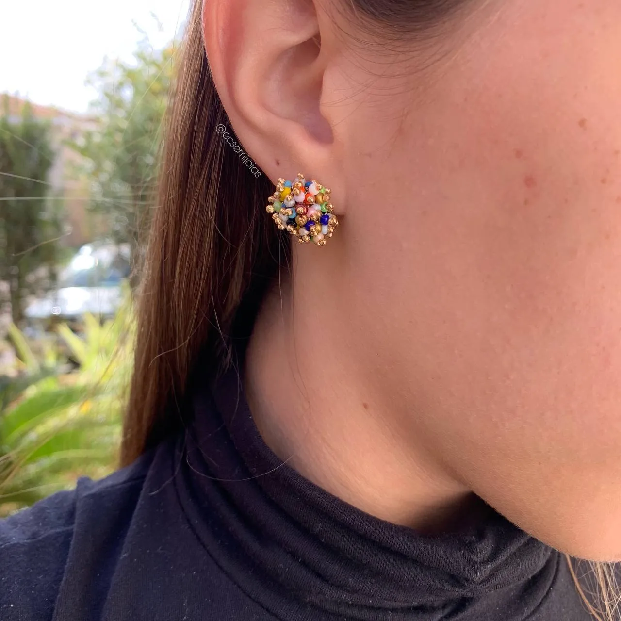 Brinco com varias pedrinhas penduradas - banhado a ouro 18k