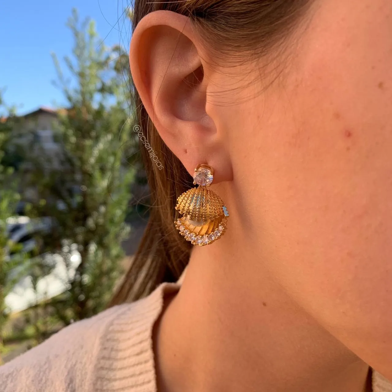 Brinco concha c/ pérola e zircônias maiores - banhado a ouro 18k