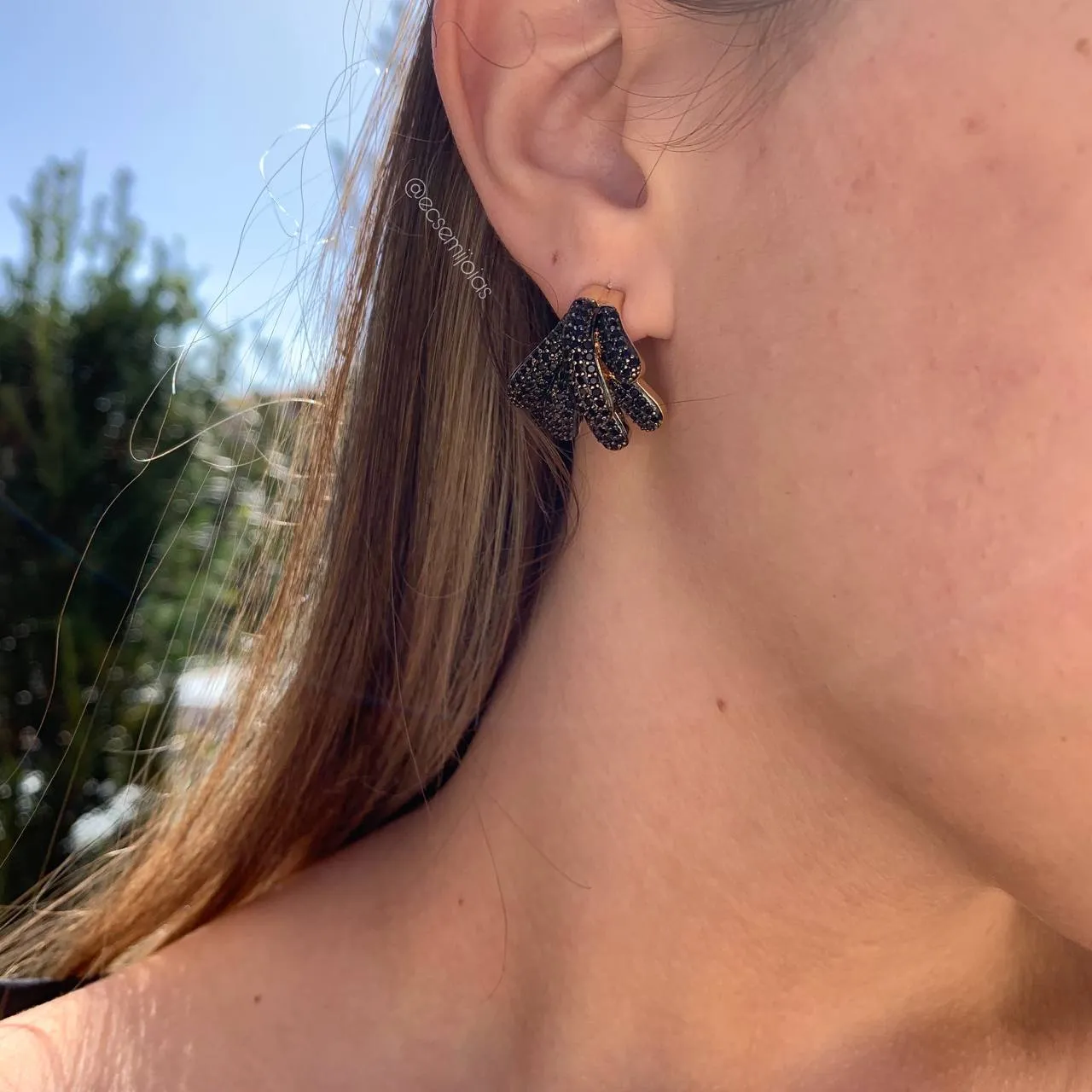 Brinco concha cravejado - banhado a ouro 18 k