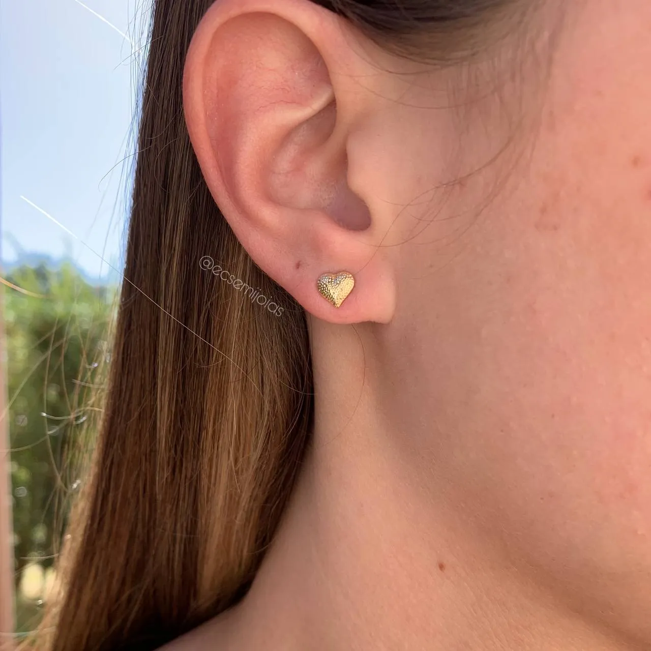 Brinco coração bombardeado 7mm - banhado a ouro 18k