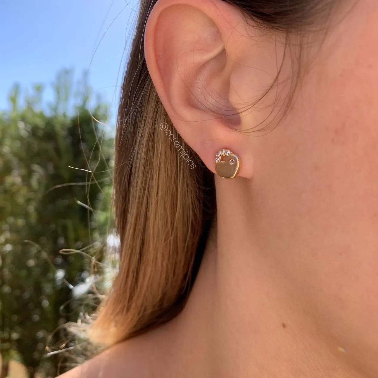Brinco coração com detalhe cravejado em cima - banhado a ouro 18k