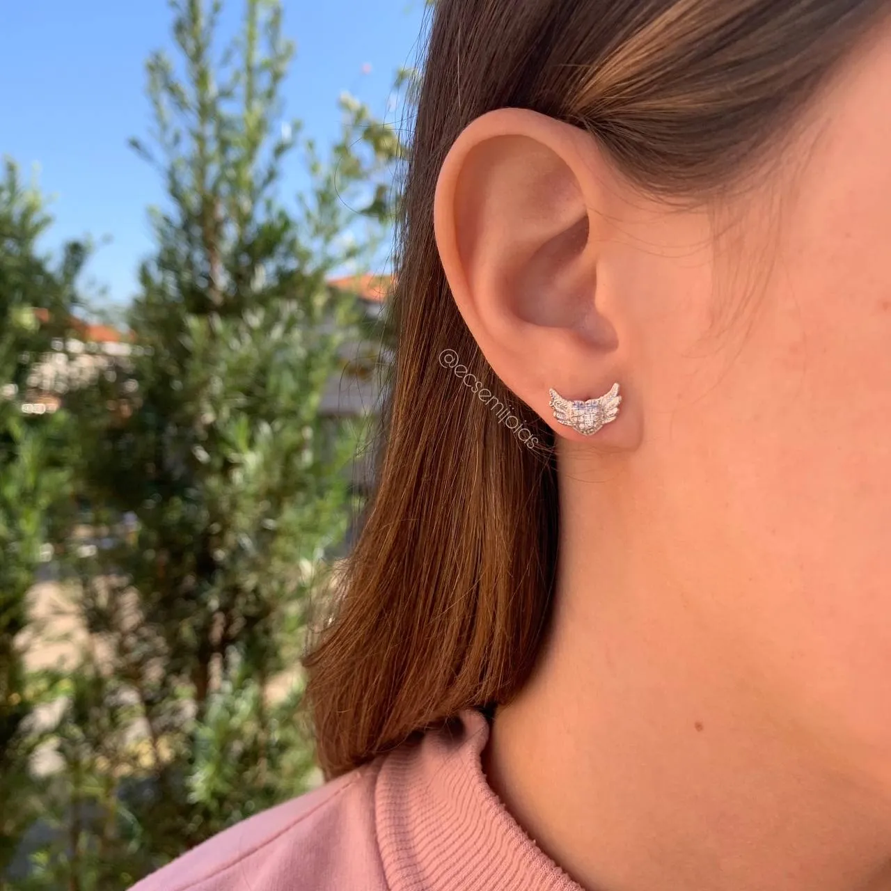 Brinco coração cravejado com asas - banhado a ródio branco