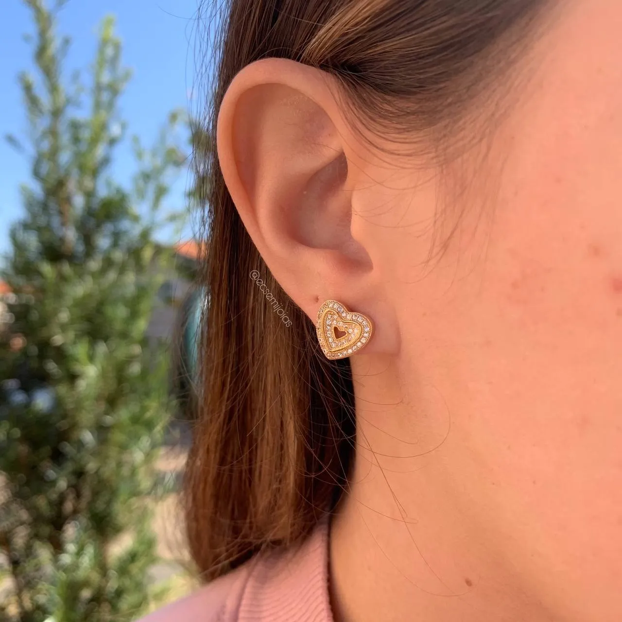 Brinco coração cravejado vazado no centro - banhado a ouro 18k
