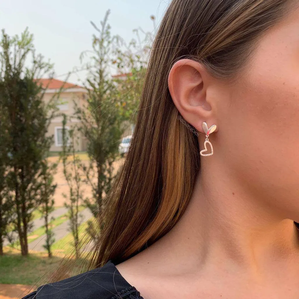 Brinco coração liso com coração pendurado vazado cravejado - banhado a prata 925