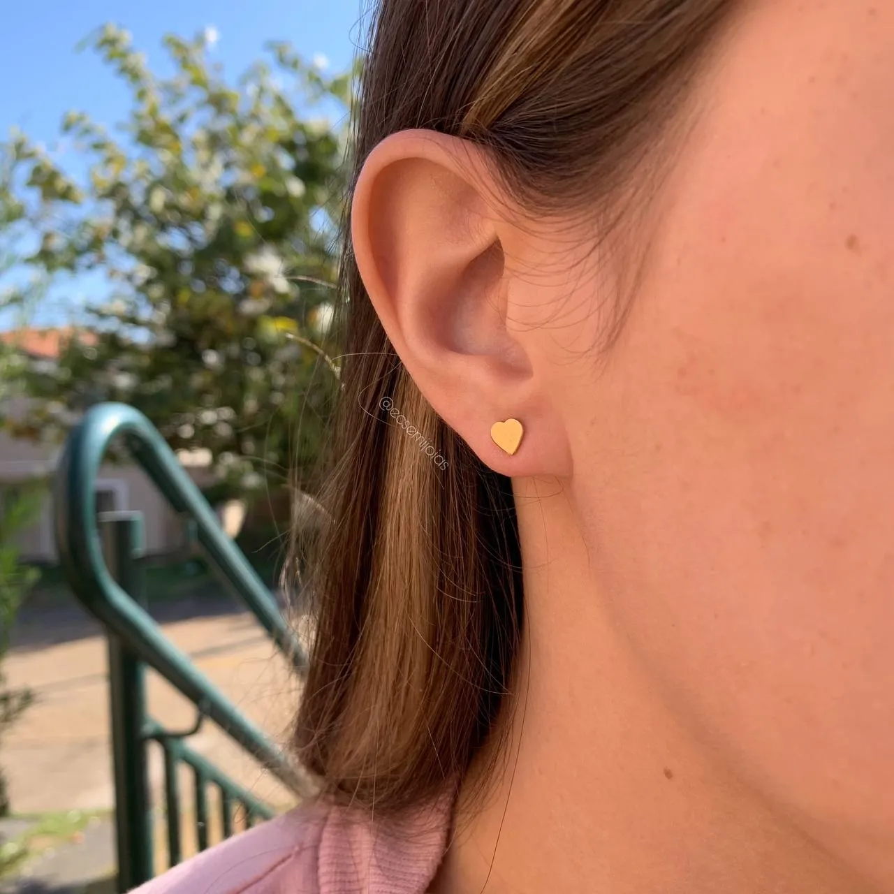 Brinco coração liso médio 0.0.80 cm reto maciço - banhado a ouro 18k