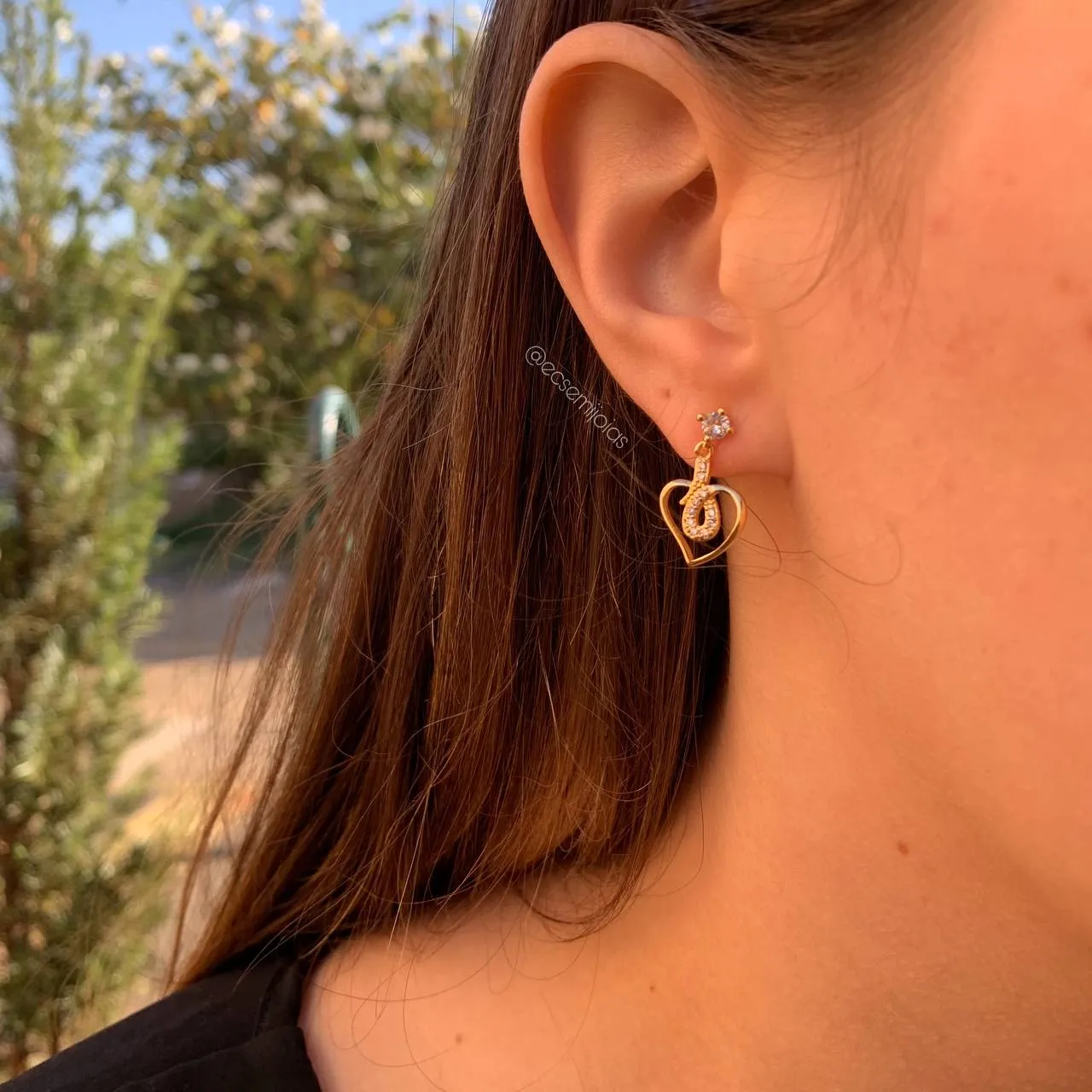 Brinco coração liso vazado com gota cravejada no cento - banhado a ouro 18k