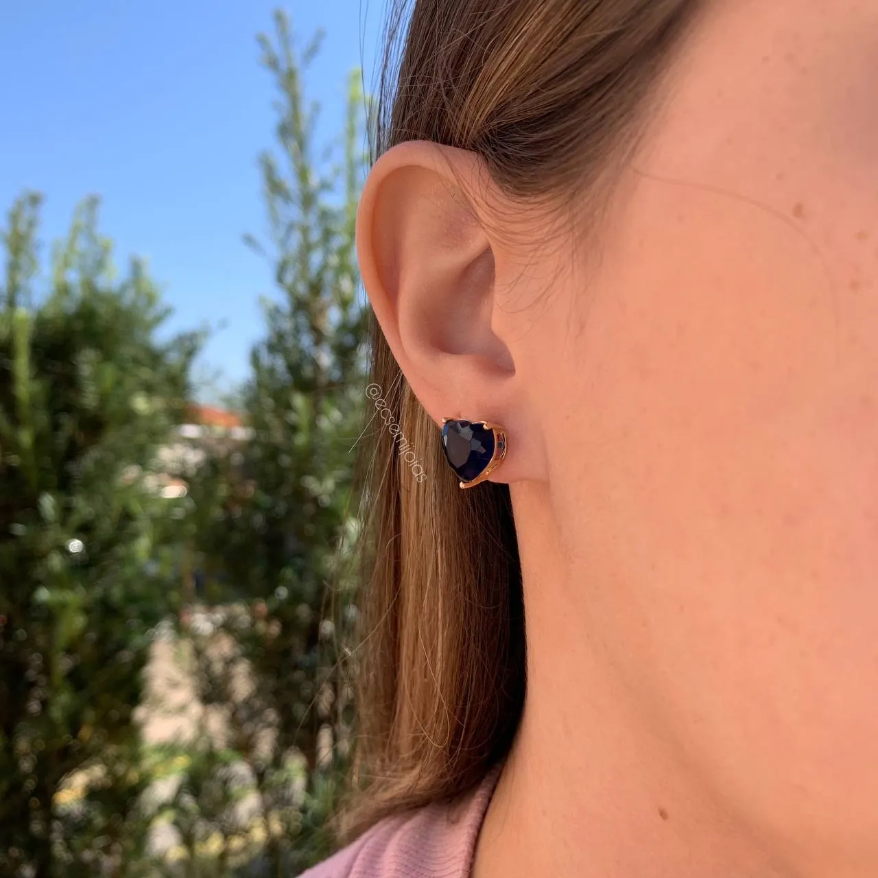 Brinco coração pedra 4 garras médio - banhado a ouro 18k