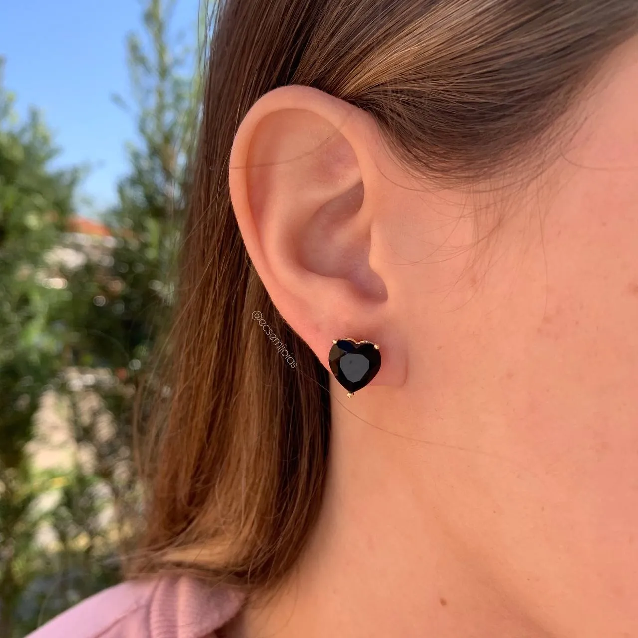 Brinco coração pedra 4 garras médio - banhado a ouro 18k
